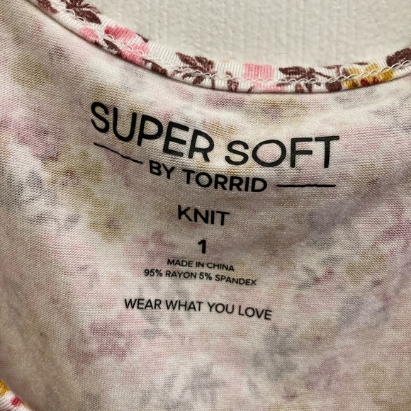 Torrid pink super soft top yellow floral flutter sleeve shirt blouse spring Sz 1 - Picture 4 of 5